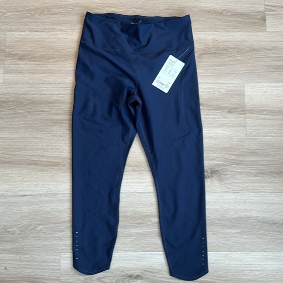 PACESETTER ULTRA HIGH RISE 7/8 LEGGING
Sleek PowerMove fabric - Picture 5 of 9